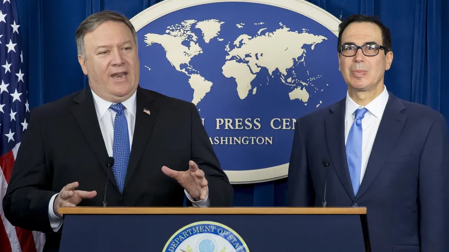 El secretario de Estado de EE.UU., Mike Pompeo, y el Secretario del Tesoro, Steven Mnuchin (d), durante una rueda de prensa en Washington DC, Estados Unidos
