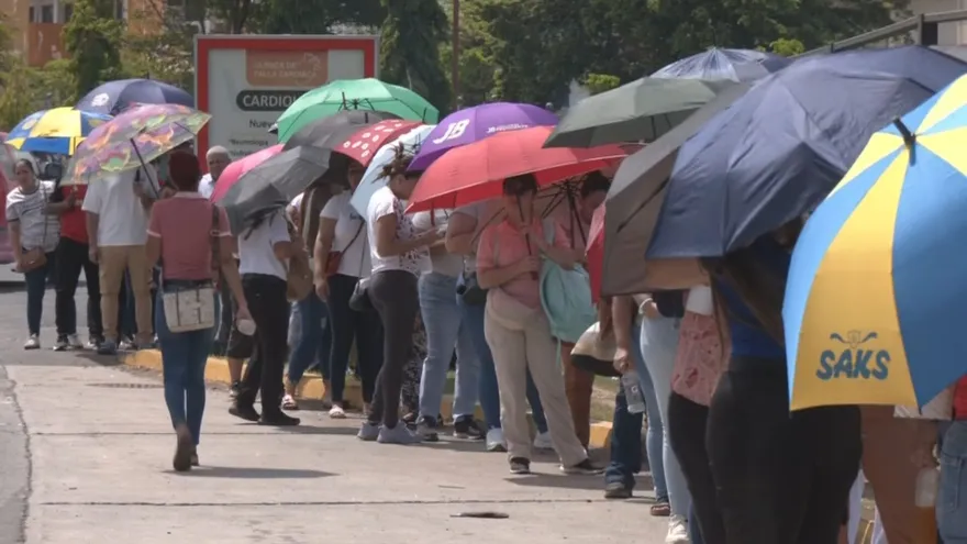 Pase-U Card Distribution in La Chorrera Continues Amidst Long Queues and Complaints