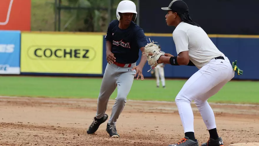 Peloteros de la Preselección de Béisbol U15 de Panamá durante un partido interescuadras
