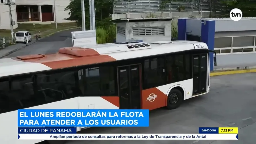 De 22 a 26 personas dentro de un Metrobús