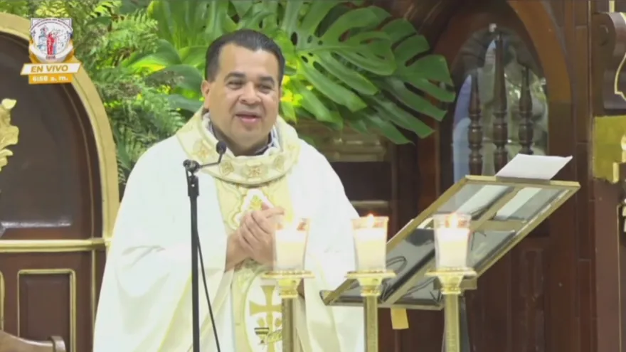 Entre carnaval y fe: sacerdote de Chitré brinca cerca para llegar a la eucaristía