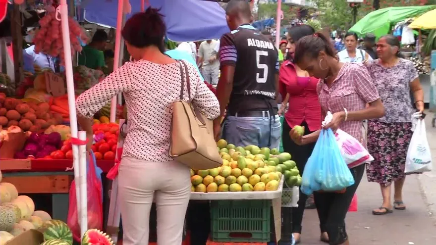 Variedad de frutas y legumbres están a la venta en La Peatonal
