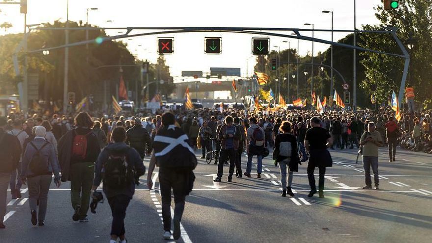 Centenares de personas se concentran en la avenida Diagonal de Barcelona para protestar contra la visita del rey