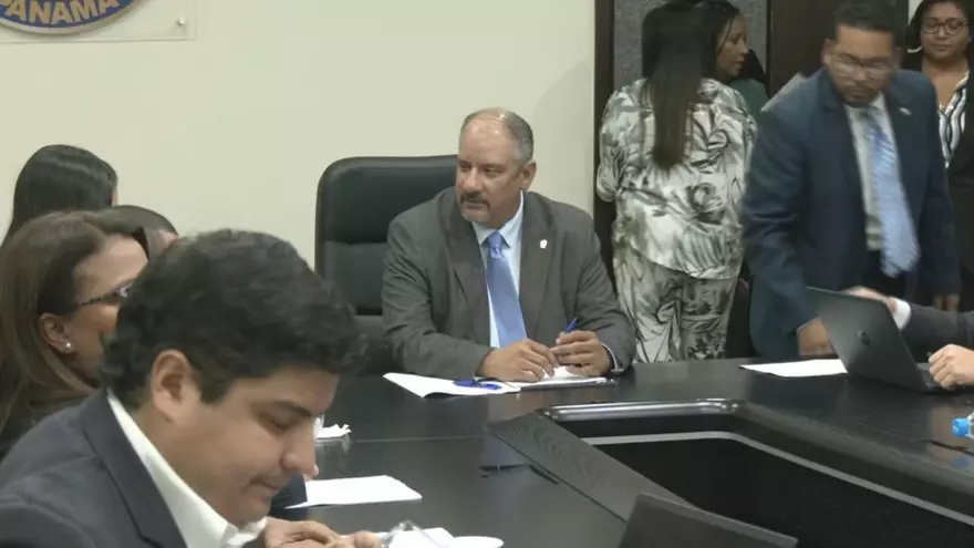 Reunión entre diputados y el gremio magisterial.