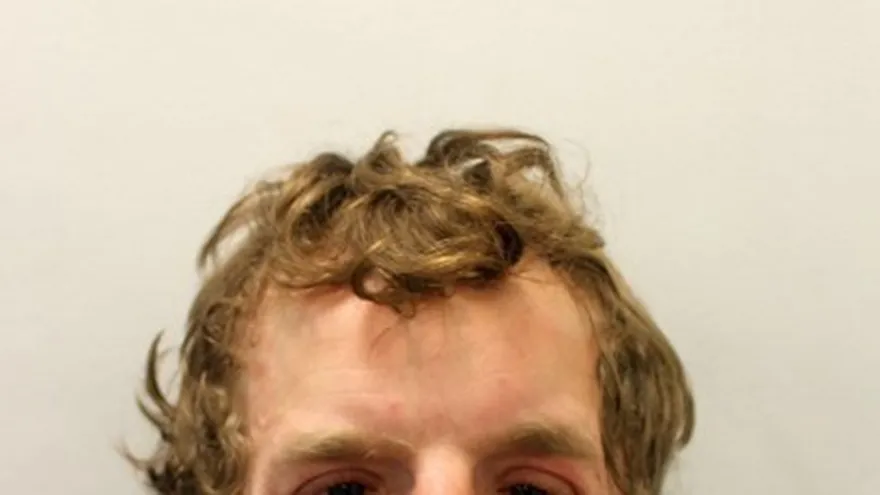 Mark Manley, un sin techo de 35 años, robó el sábado por la noche una bolsa que contenía equipo de protección contra el virus