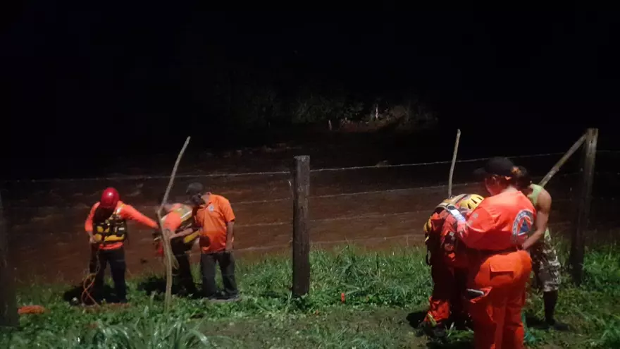 Personal del Sinaproc realizando el rescate en el río Pacora