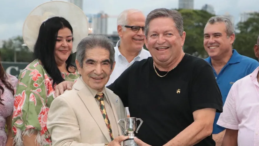 Laffit Pincay Jr. (i) estuvo en el recinto de ganadores después del clásico que lleva su nombre