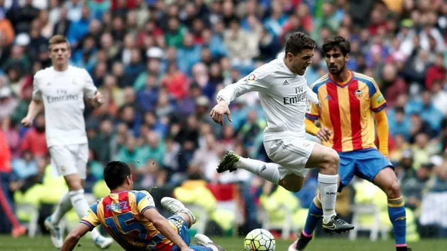 Real Madrid venció 3-2 al Valencia y sigue en la lucha por la Liga Española