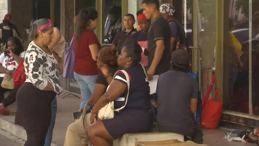 Buhoneros esperan conseguir permiso para vender en fiestas patrias