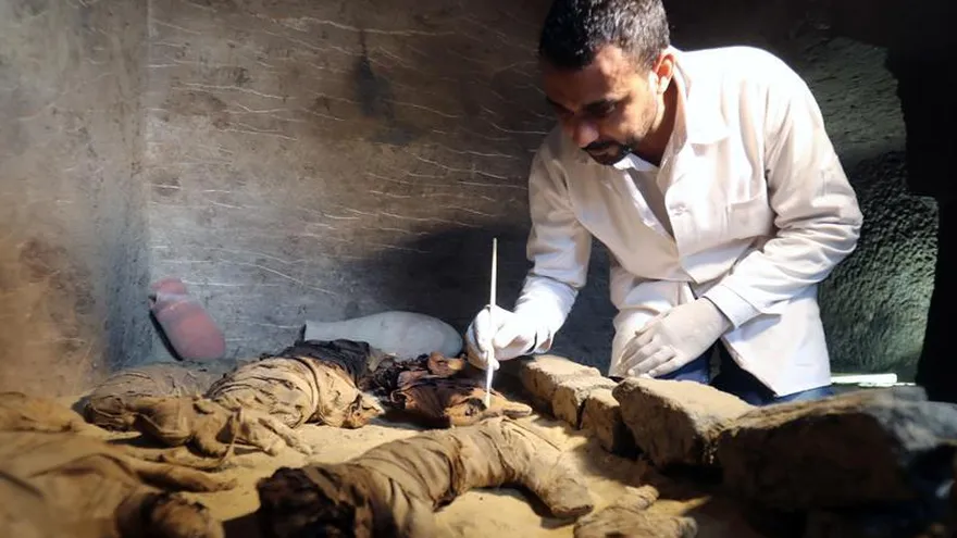 Un arqueólogo egipcio trabaja dentro de la tumba de Khufu-Imhat, en el área de Saqqara, Giza, Egipto.