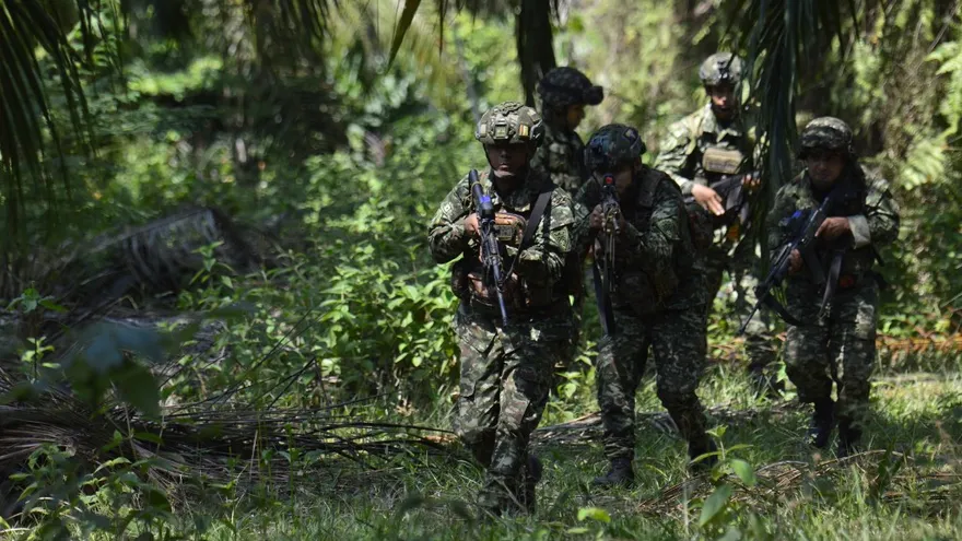Soldados colombianos en la selva contra la guerrilla ELN.
