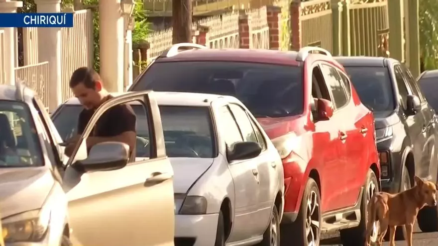 Conductores forman larga fila en Chiriquí para conseguir combustible