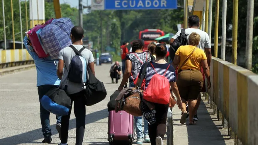 Unos 1.400 venezolanos cruzaron este fin de semana de Colombia a Ecuador por el Puente de San Miguel, un paso secundario entre los dos países, tras esperar bajo el sol asfixiante y adelantándose a la petición de visa que el segundo país comenzó a solicitar desde este lunes.