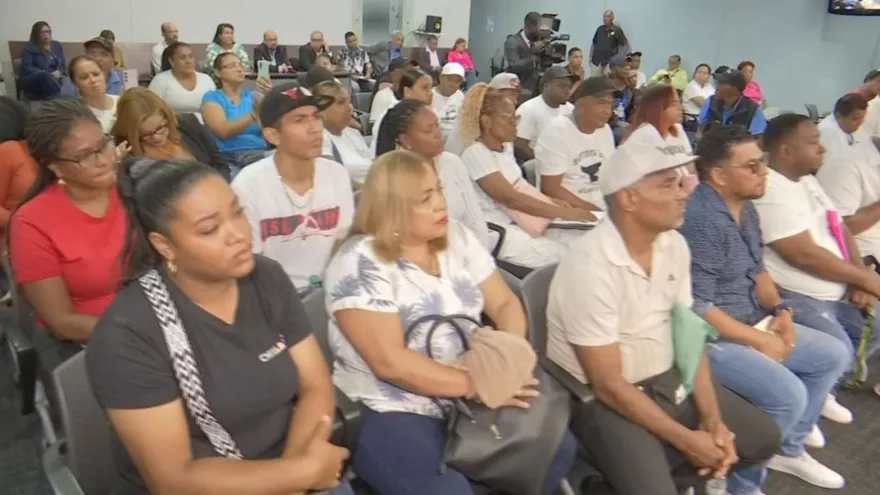 Buhoneros y autoridades instalan mesa de diálogo en la Asamblea Nacional.