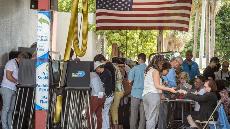Registro de un grupo de personas al asistir el pasado 6 de noviembre a un colegio electoral de Miami Beach, Florida.