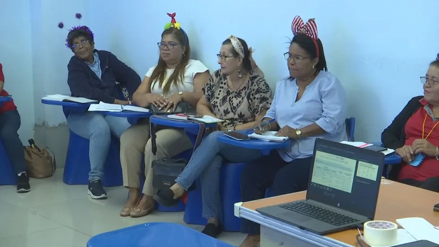 Docentes reciben capacitación