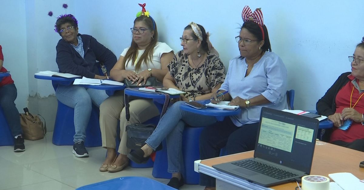 Vídeo | Docentes se capacitan en el nuevo rediseño curricular - Videos ...