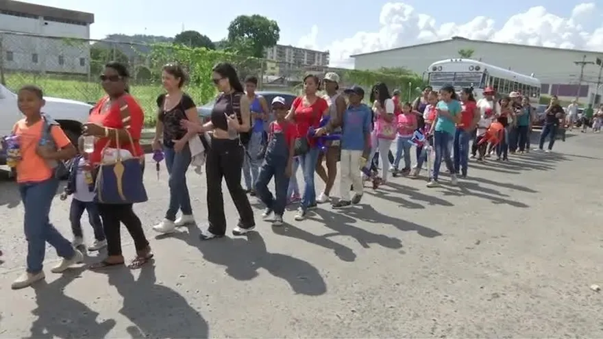 Panameños empiezan a llegar a la ruta del desfile navideño