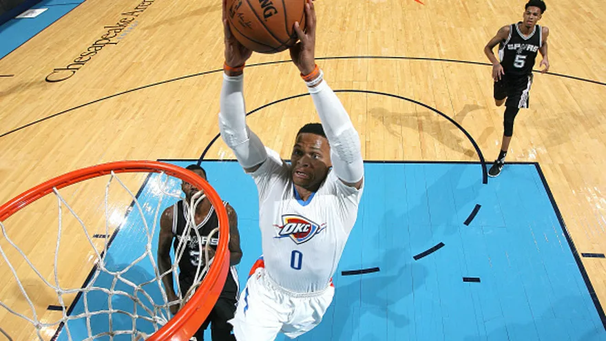 Russell Westbrook  salta para hacer la volcada