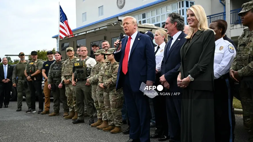 Trump visita a policías y tropas desplegadas en la capital de EEUU