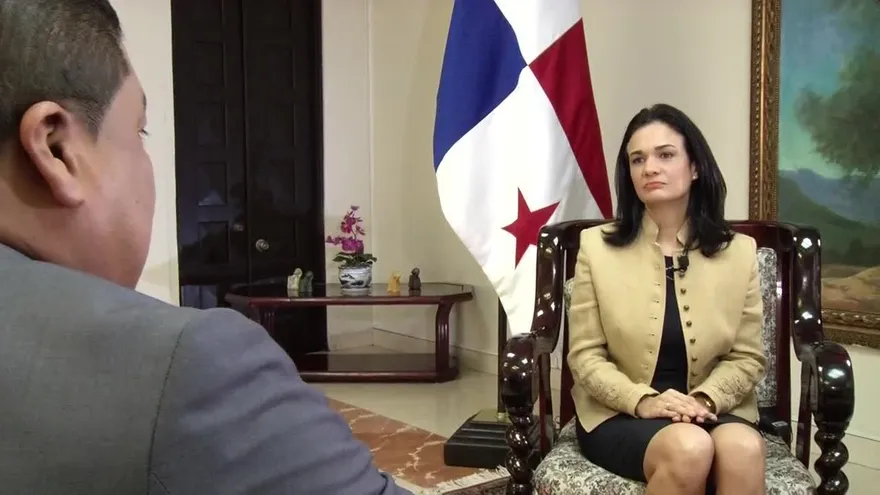 Vicepresidenta de Panamá defiende licitaciones del Gobierno
