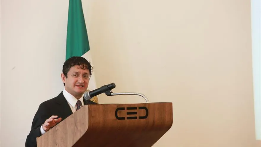 El titular de la Secretaría de la Función Pública (SFP) mexicana, Virgilio Andrade, habla durante una conferencia en Ciudad de México.