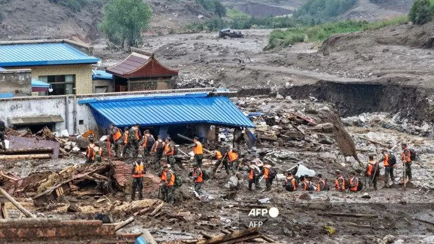 Los equipos de rescate buscan sobrevivientes después de una inundación repentina en el condado de Yuzhong, en la provincia de Gansu, al noroeste de China, el 8 de agosto de 2025.