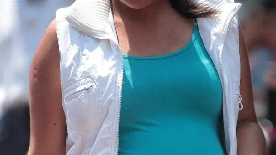 Una mujer embarazada.