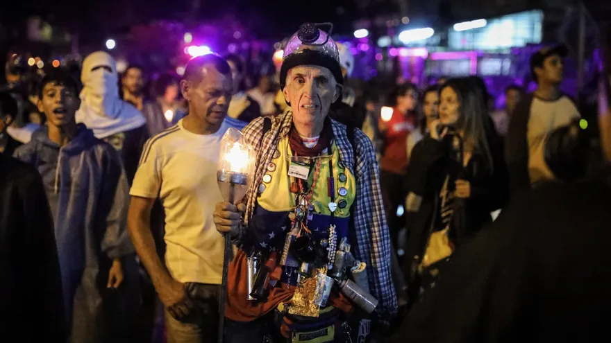 Cientos de opositores participan en una marcha nocturna por algunas de las víctimas de las protestas antigubernamentales registradas en Venezuela