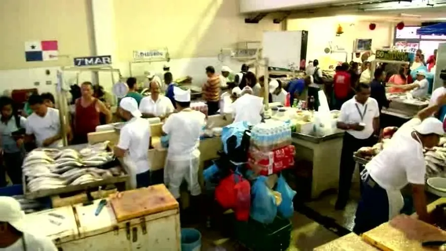 Clientes abarrotan el Mercado del Marisco