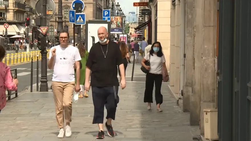 Franceses salen a la calle sin mascarilla