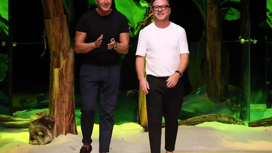 Los diseñadores italianos Stefano Gabbana y Domenico Dolce salen a saludar tras un desfile