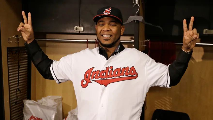 Edwin Encarnación con la franela de los Indios de Cleveland