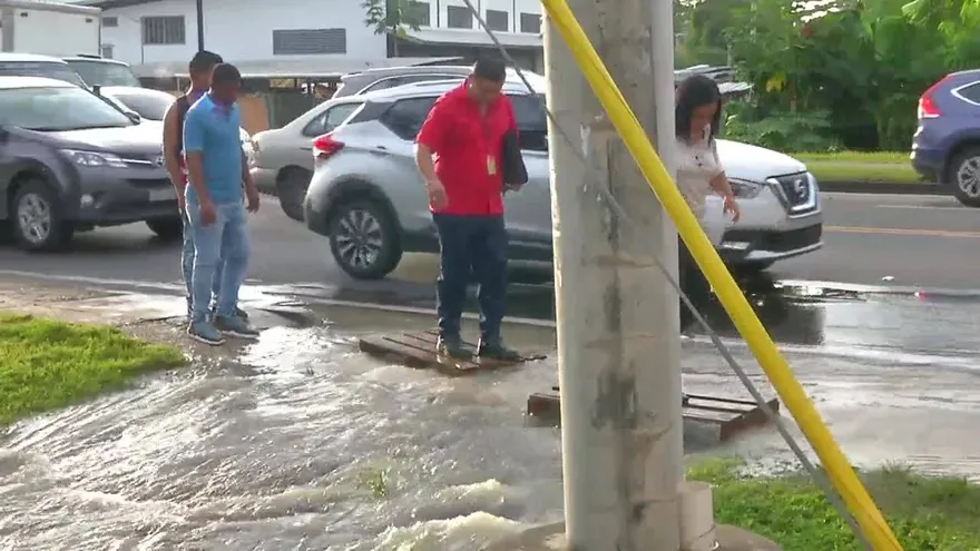 Tubería rota crea caos en San Pedro