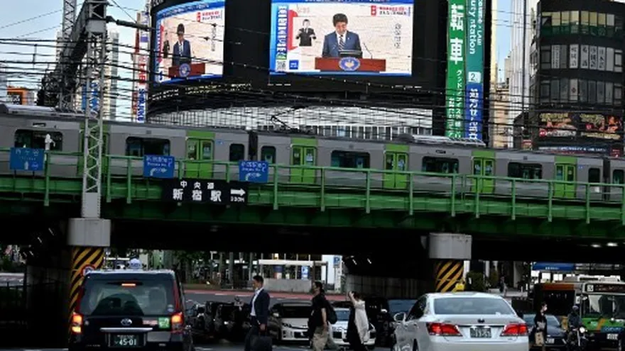 Ciudadanos caminan en una avenida en Japón