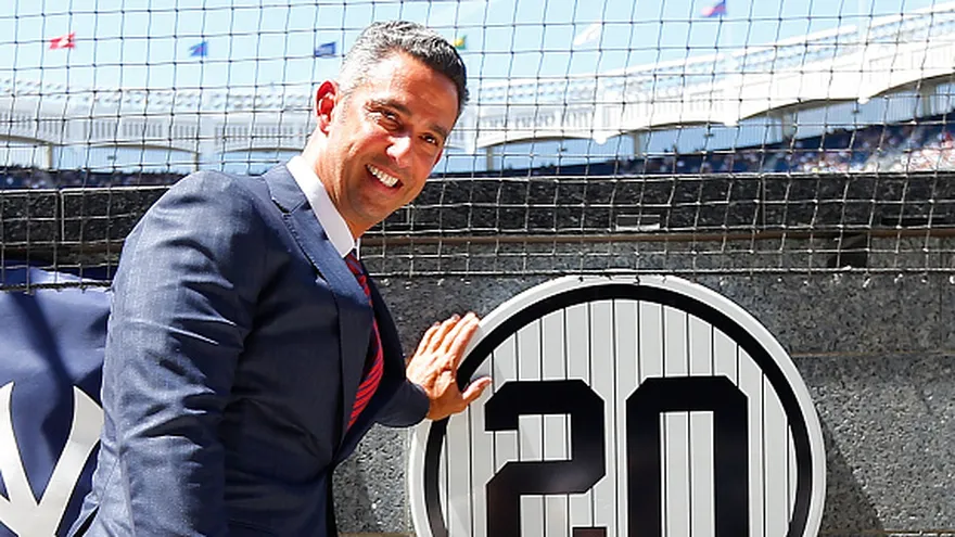 Jorge Posada posa junto a su número ya retirado