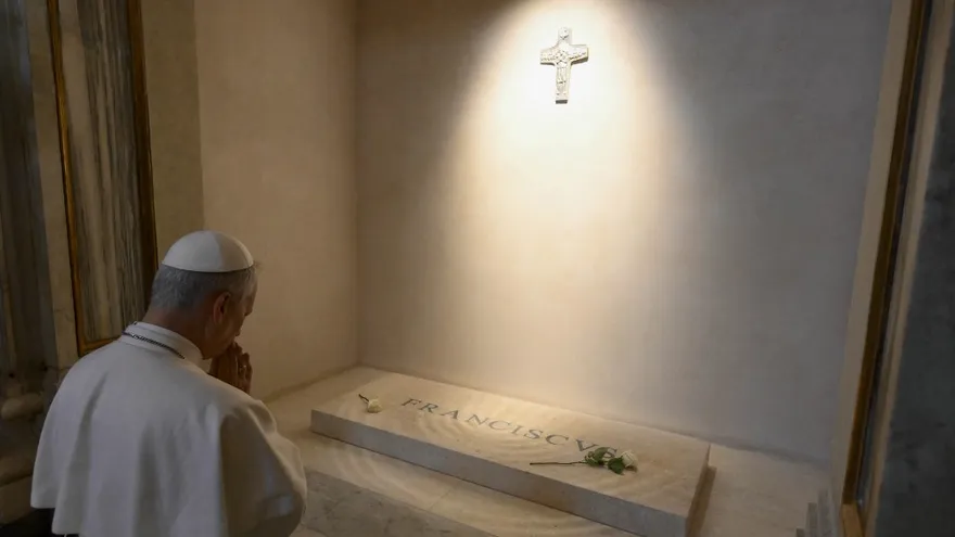El papa León XIV visita la tumba de Francisco