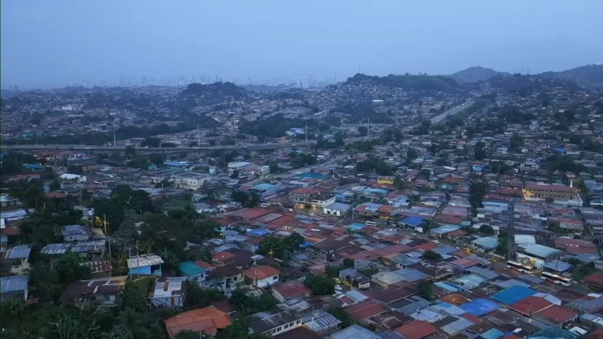 Amanecer de un día nublado en Panamá