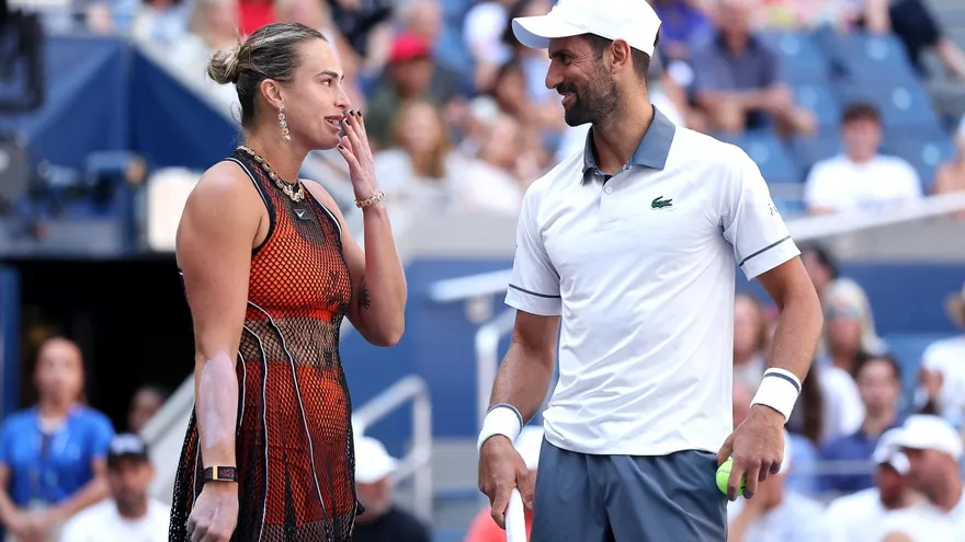 Aryna Sabalenka (i) y Novak Djokovic (d)