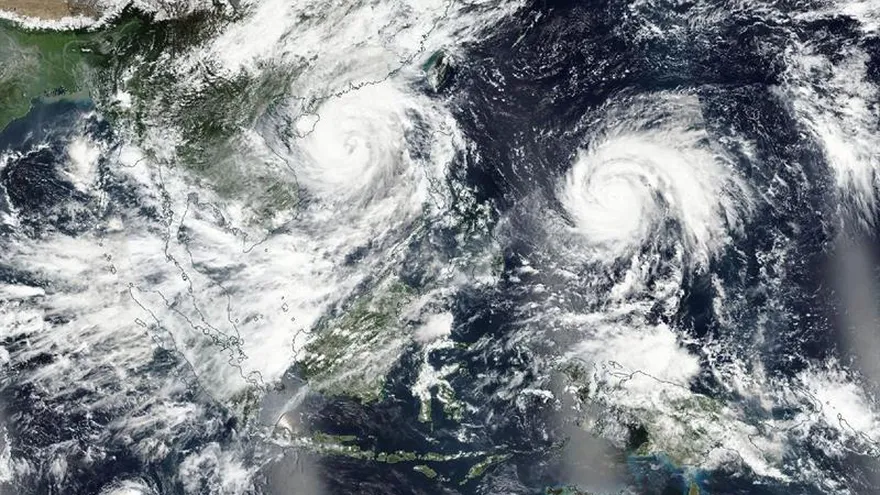 Fotografía facilitada por la NASA hoy, 18 de octubre, que muestra una imagen obtenida por el dispositivo Visible Infrared Imaging Radiometer Suite (VIIRS) a bordo del satélite Suomi National Polar-orbiting Partnership (SNPP) de las organizaciones NASA y NOOA de los tifones Sarika (c-izq) y Haima (c-dcha) sobre el océano Pacífico, ayer.