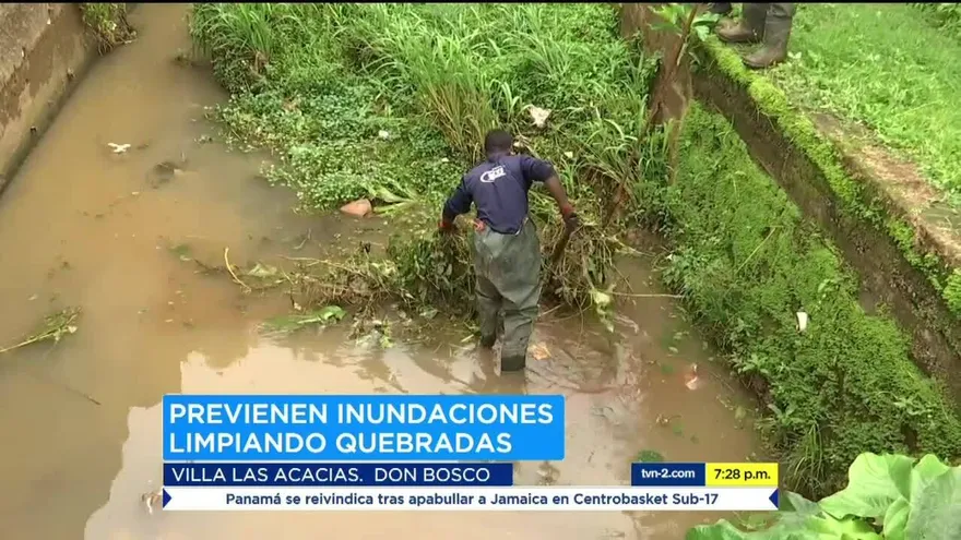 Quebrada en Las Acacias se desborda