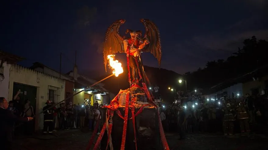 Vista de la tradicional "Quema del Diablo", en la ciudad colonial de La Antigua (Guatemala).