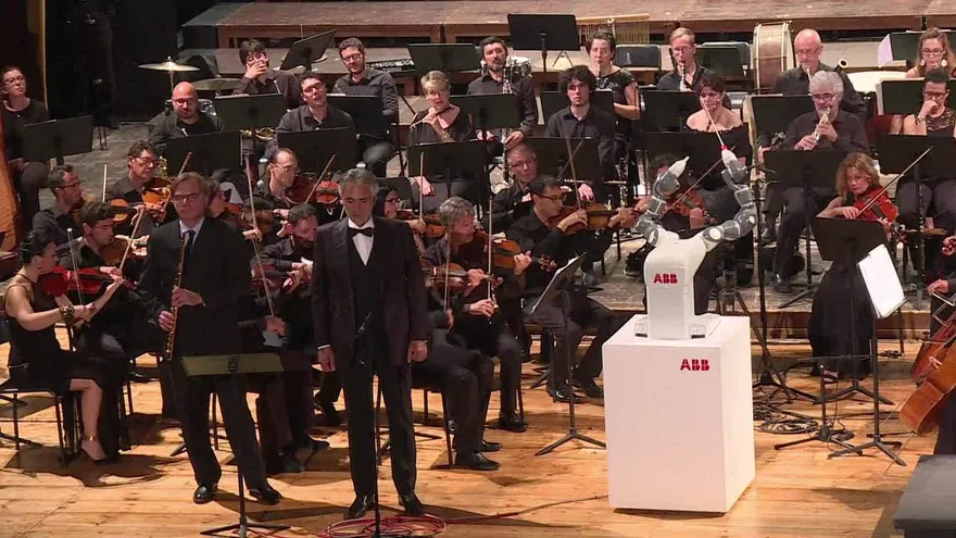 Director de orquesta robot roba el show a Andrea Bocelli