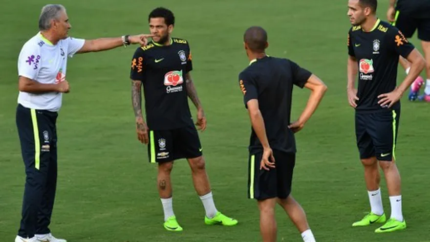 Tite prueba a Firmino como sustituto de Gabriel Jesús antes de viajar a Montevideo.