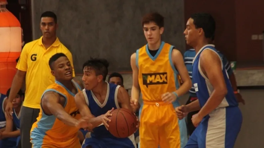 Las Estrellas del baloncesto kiwanis destellan el tabloncillo