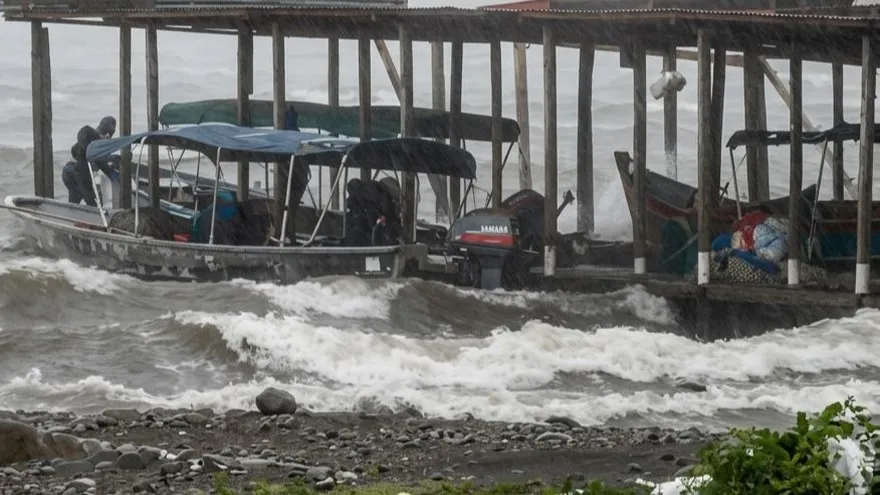 Mal tiempo causó caída de árboles y afectó puertos de Bocas del Toro