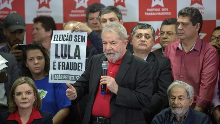 El expresidente Luiz Inácio Lula da Silva ofrece una rueda de prensa el 13 de julio de 2017, en la sede de la dirección nacional del Partido de los Trabajadores (PT), en Sao Paulo (Brasil).