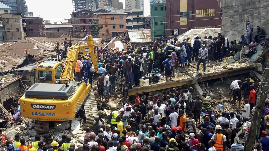 Miembros de los equipos de rescate trabajan para encontrar supervivientes entre los restos de un edificio derrumbado, este miércoles en Lagos (Nigeria)