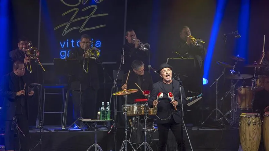 El cantante panameño Rubén Blades, acompañado por la orquesta de Roberto Delgado, durante su actuación esta noche en la última jornada del Festival de Jazz de Vitoria-Gasteiz.
