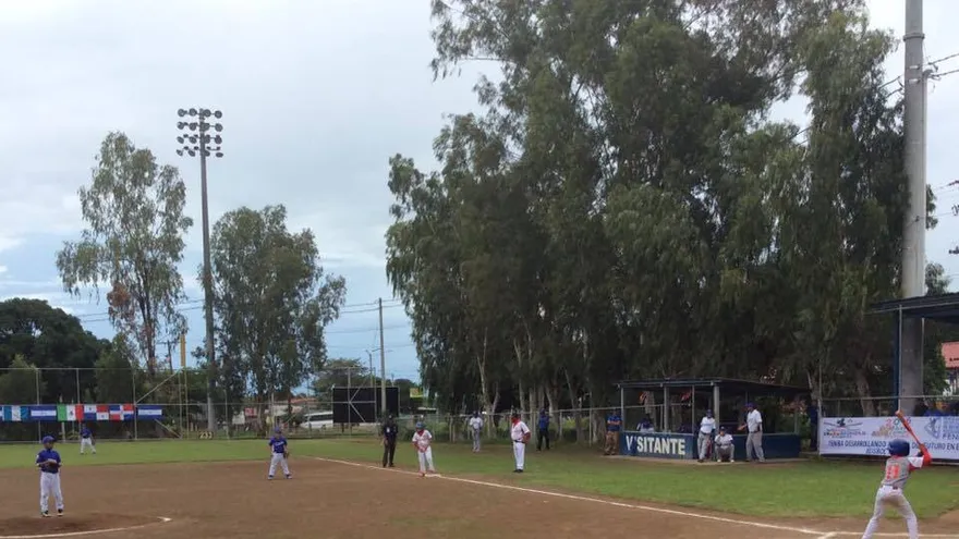 Acción del partido entre los equipos de béisbol sub-10 de Panamá y El Salvador